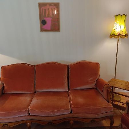 Maison, Calme Avec Cheminee. Botmeur Luaran gambar