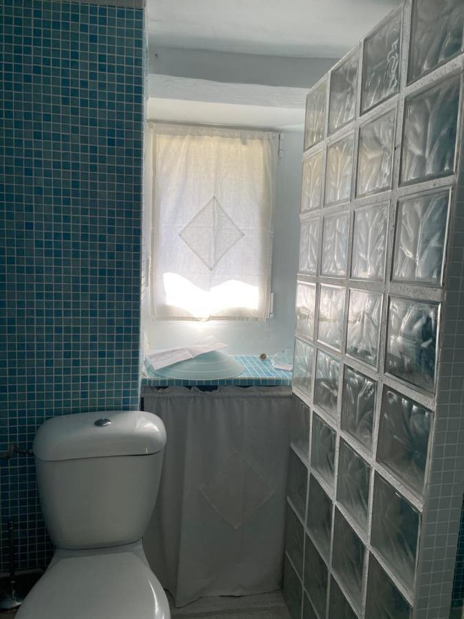 Maison, Calme Avec Cheminee. Botmeur Luaran gambar