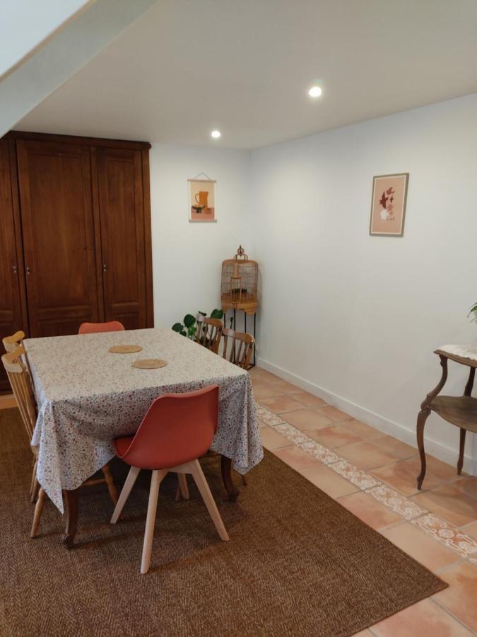 Maison, Calme Avec Cheminee. Botmeur Luaran gambar